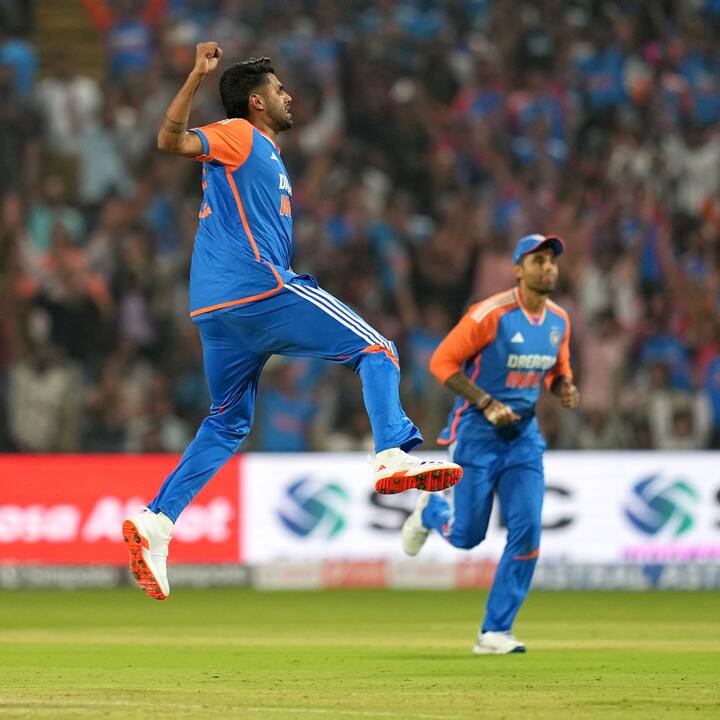 भारत आणि इंग्लंड यांच्यातील पाच सामन्यांच्या T20 मालिकेतील शेवटचा सामना मुंबईतील वानखेडे स्टेडियमवर खेळला गेला. या सामन्यात भारतीय संघाने 150 धावांनी विजय मिळवला. (Photo Credit- BCCI)