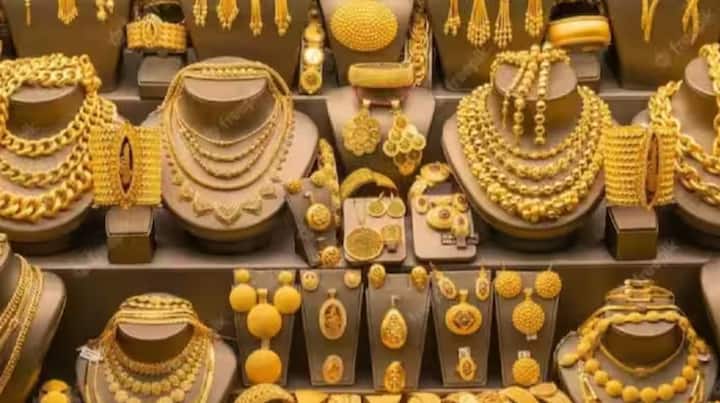 आज राजधानी दिल्लीमध्ये सोन्याचा भाव 400 रुपयांनी वाढून थेट 85,300 रुपये प्रति दहा ग्रॅमवर पोहोचला.