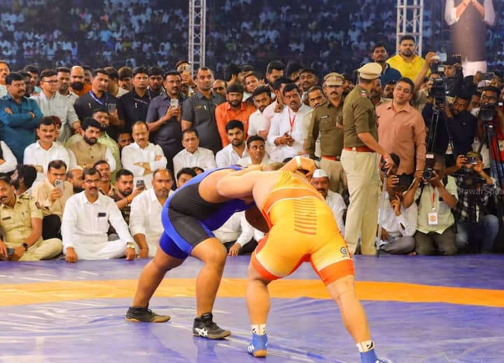 पैलवान पृथ्वीराज मोहळने शिवराज राक्षेला चितपट करत महाराष्ट्र केसरीचा किताब पटकावला.