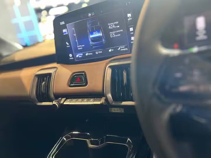 મારુતિની પહેલી ઇલેક્ટ્રિક કાર ઇ વિટારા પણ તાજેતરમાં ભારતમાં યોજાયેલા ઓટો એક્સ્પો 2025માં રજૂ કરવામાં આવી હતી. આ કાર્યક્રમ ૧૭ જાન્યુઆરીથી ૨૧ જાન્યુઆરી દરમિયાન નવી દિલ્હીમાં યોજાયો હતો.