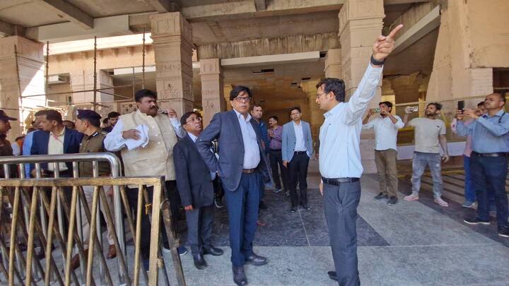 इन सब के बीच अपर मुख्य सचिव डॉ राजेश राजौरा ने दो दिन से उज्जैन में डेरा डाल रखा है.