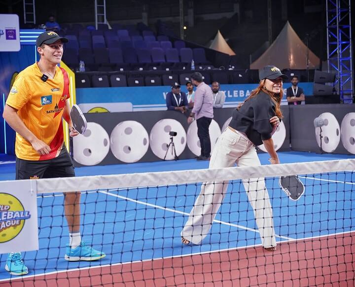 अब लगता है सामंथा भी लाइफ में आगे बढ़ गई हैं और डेट कर रही हैं. रिपोर्ट्स की मानें तो सामंथा द फैमिली मैन के डायरेक्टर राज निदिमोरु को डेट कर रही हैं.