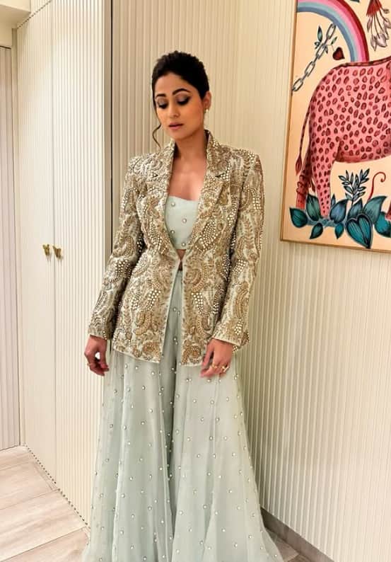 अभिनेत्री शमिता शेट्टी शाहरुख खानच्या चित्रपटातून बॉलिवूडमध्ये पदार्पण केलं. पण, त्यानंतर तिचं करियर काही खास चाललं नाही.