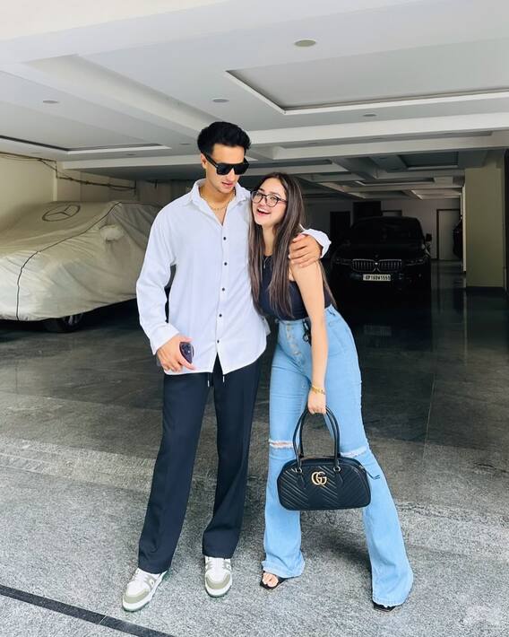 অভিষেক শর্মার 'বিগেস্ট ফ্যান', গ্যালারিতে কে এই রহস্যময়ী?