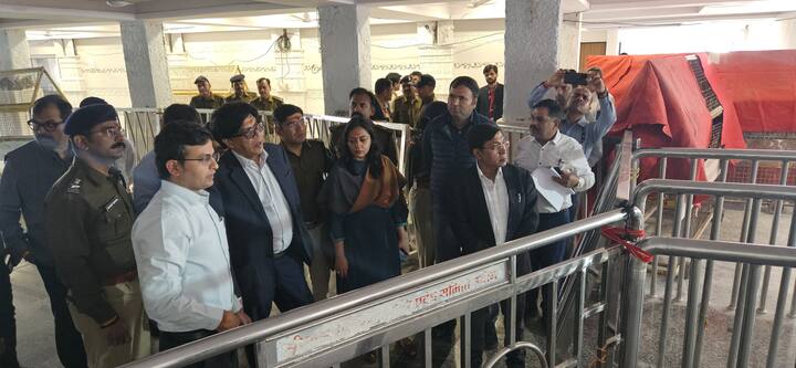 डॉक्टर राजोरा खुद प्रशासनिक और पुलिस अधिकारियों के साथ सोमवार को महाकालेश्वर मंदिर रामघाट सहित अन्य मेला क्षेत्र में व्यवस्थाओं का जायजा लेने के लिए निकले. इसके अलावा उन्होंने कार्य की गति को भी देखा.