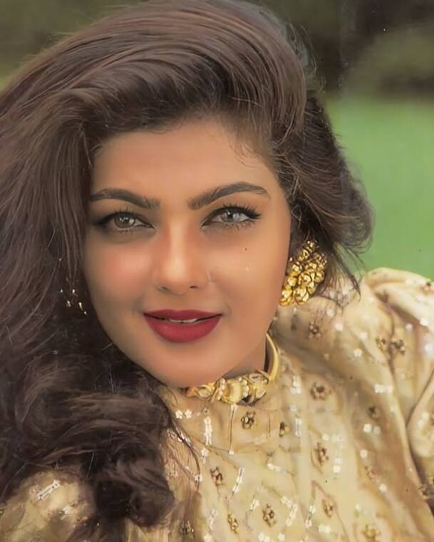 ममता कुलकर्णी और बॉबी देओल की मुलाकात मिथुन चक्रवर्ती के जरिए हुई थी, जिन्होंने एक ही होटल में रहने के दौरान उन्हें इंट्रोड्यूस कराया था.