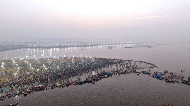 A large number of devotees gathered at Prayagraj to take a holy dip in the River Ganga and offer prayers to Maa Saraswati on 'Basant Panchami'. (Image: PTI)