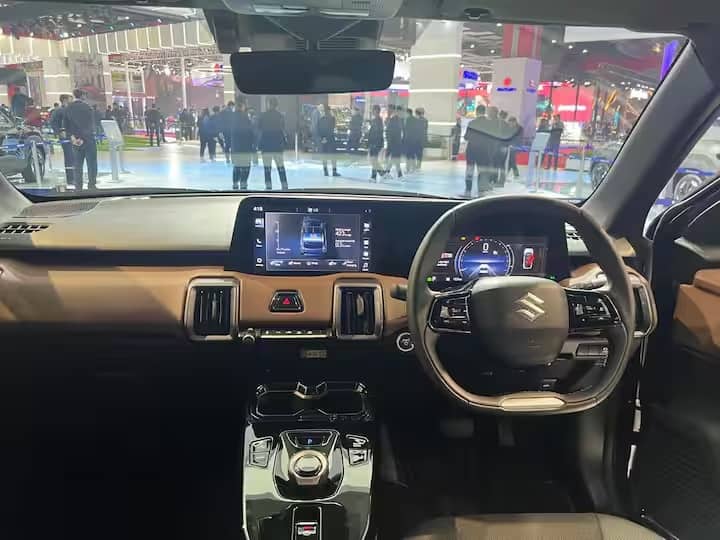 E Vitara ના ફિચર્સ વિશે વાત કરીએ તો, આ કાર ઘણા પાવરફુલ ફિચર્સ સાથે આવે છે. આ કારમાં એમ્બિયન્ટ લાઇટિંગ, તેના સ્ટાન્ડર્ડ મોડેલમાં 7 એરબેગ્સ, પેડલ ડ્રાઇવિંગ મોડ અને ફિક્સ્ડ ગ્લાસ સનરૂફ છે.