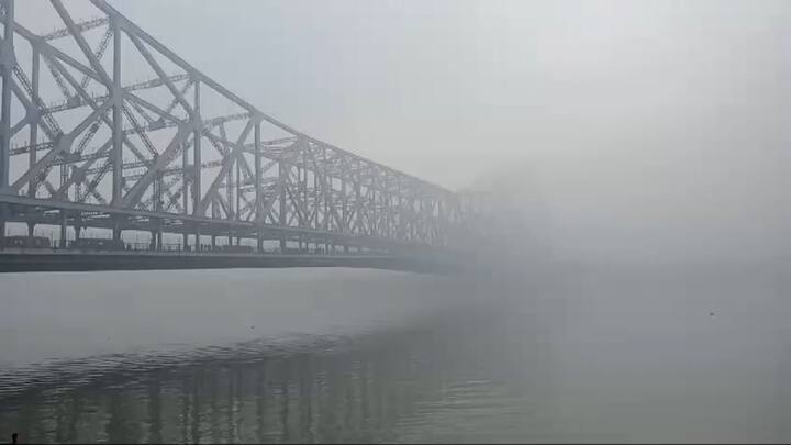 সূর্য-ধোওয়া ভোর নয়, আকাশ কুয়াশার চাদরে মোড়া। সকাল থেকেই কলকাতা ও তার পার্শ্ববর্তী এলাকা কুয়াশাচ্ছন্ন। বেলা গড়াতে ক্রমশ পরিষ্কার হতে থাকে আকাশ।