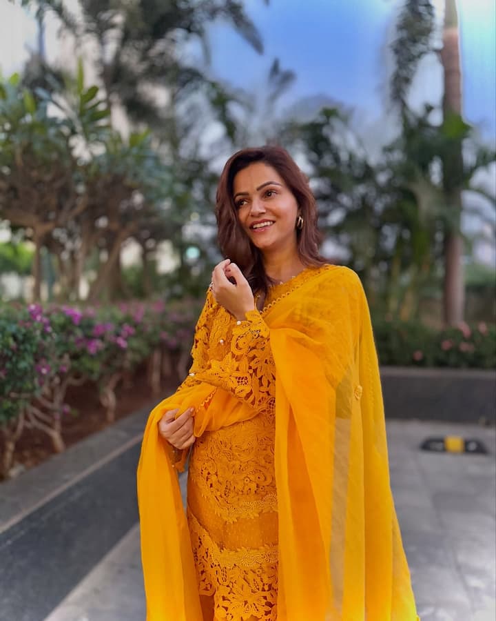 The kurta set had delicate pearls, embroidered flowers, lace trims at the hemline and sleeves.