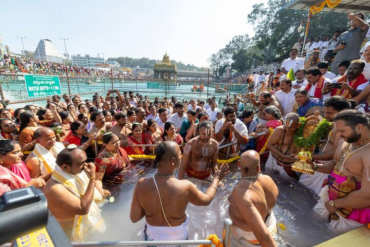 శ్రీ వరాహస్వామివారి ఆలయం వద్ద ఉన్న పుష్కరిణిలో చక్రత్తాళ్వార్లకు పాలు, పెరుగు, నెయ్యి, తెనె, చందనంతో అభిషేకం నిర్వహించారు