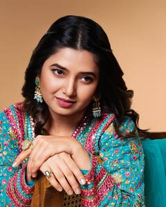 लाखात एक, दिसते सुरेख! अभिनेत्री प्राजक्ता माळीचा मनमोहक अंदाज; शरारा घालून दिसतेय खास!