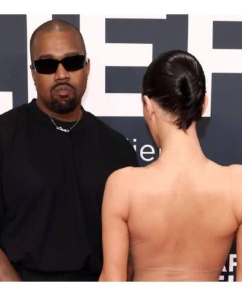 ਰੈਪਰ ਦੀ ਪਤਨੀ ਨੇ ਜਨਤਕ ਤੌਰ 'ਤੇ ਉਤਾਰੇ ਸਾਰੇ ਕੱਪੜੇ, ਵੀਡੀਓ ਵਾਇਰਲ