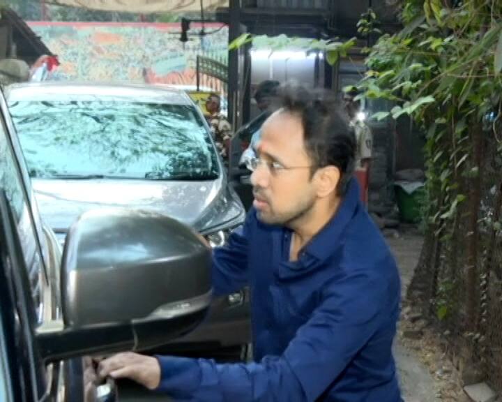 हायकोर्टातून जामीन मिळाल्यानंतर सूरज चव्हाण आज सायंकाळी 5 वाजता तुरुंगातून बाहेर आले. तुरुंगातून बाहेर येताच त्यांनी शिवसेना नेते आणि आमदार आदित्य ठाकरे यांची भेट घेतली.