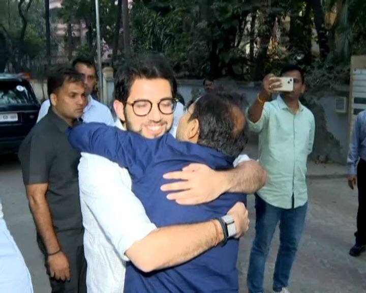 कारमधून उतरताच सूरच चव्हाण यांनी आदित्य ठाकरेंना कडकडून मिठी मारली. यावेळी आदित्य ठाकरे यांनीही सूरज चव्हाण यांच्या सुटकेचा आनंद व्यक्त केल्याचं दिसून आलं.