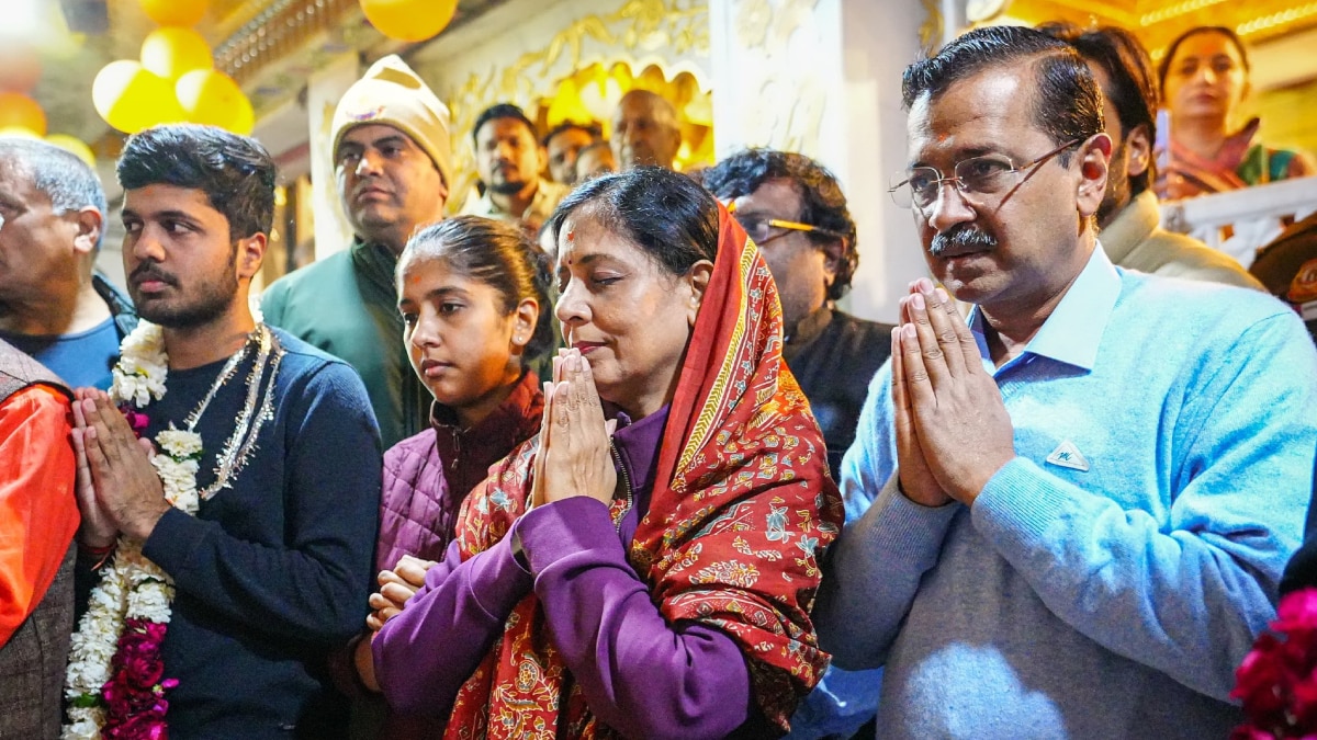 पूरे परिवार के साथ हनुमान मंदिर पहुंचे अरविंद केजरीवाल, कहा- ‘गुंडागर्दी का नाश हो और…’