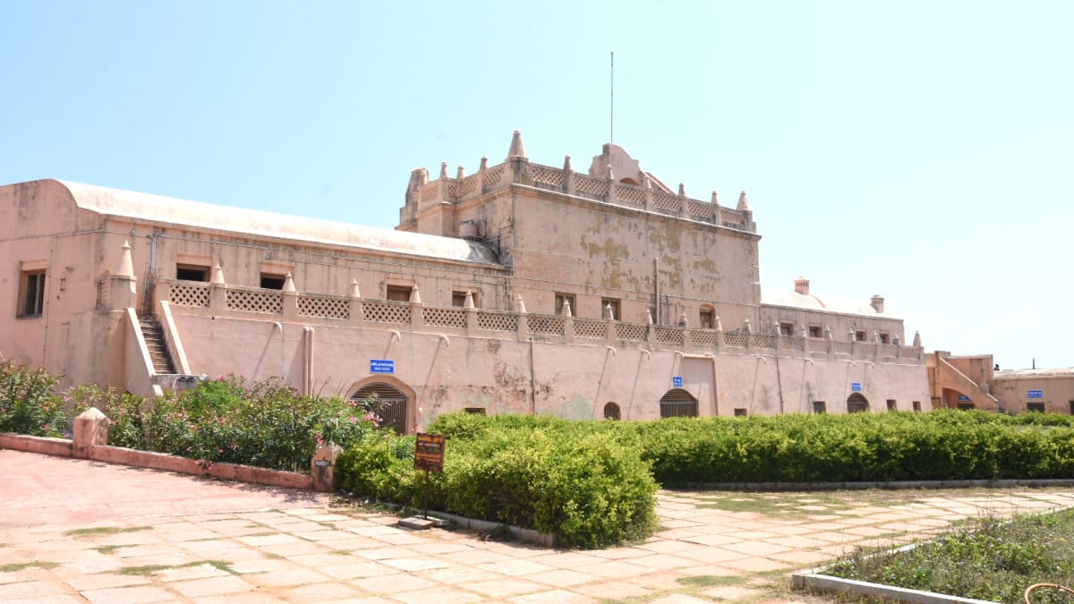 Danish Fort: கடலுக்கு இரையாக காத்திருக்கும் ‘டேனிஷ் கோட்டை’; என்ன செய்யப் போகிறது அரசு?