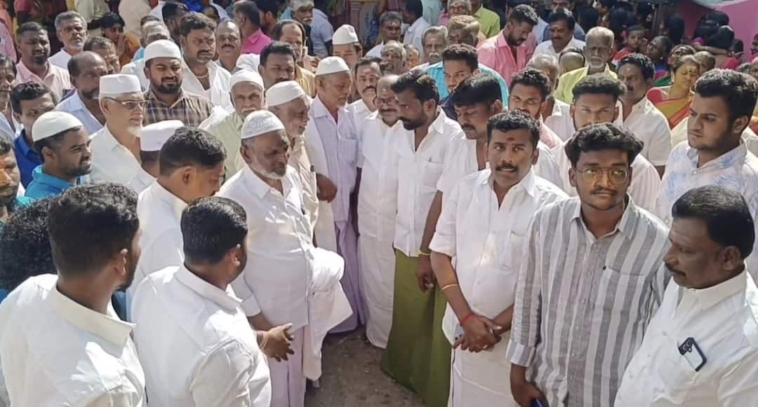 அம்மனை வழிபட்ட இஸ்லாமிய பெண்கள்.. மத ஒற்றுமைக்கு எடுத்துக்காட்டாக நடந்த கோயில் கும்பாபிஷேக விழா..!