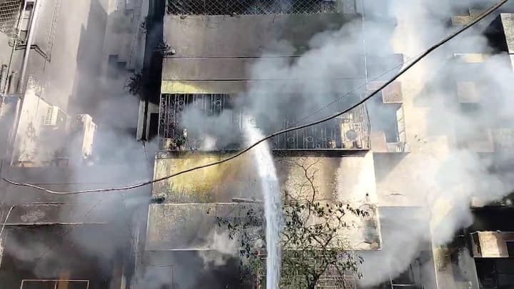 अकोला शहरातील क्रिकेट क्लब मैदानालगतच्या गंगाधर प्लॉट भागातील आरती अपार्टमेंटला भीषण आग लागल्याची घटना घडलीय.