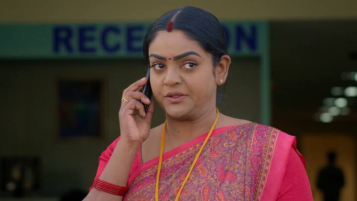 ఇంతలో జ్యోత్స్న దీపకు ఫోన్ చేసి.. శౌర్య ఆపరేషన్​కి డబ్బు కట్టాల్సింది నేనే. ఇంకా కాల్ చేయలేదేంటని అడుగుతుంది. (Image Credit: Disney Plus Hotstar/ Star Maa)