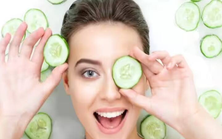 ਜਿਵੇਂ-ਜਿਵੇਂ ਉਮਰ ਵਧਦੀ ਹੈ, ਚਮੜੀ 'ਤੇ ਏਜਿੰਗ ਸਾਈਨ ਨਜ਼ਰ ਆਉਣ ਲੱਗ ਜਾਂਦੇ ਹਨ। ਡਾਰਕ ਸਪੋਟਸ ਅਤੇ ਡ੍ਰਾਈ ਸਕਿਨ ਤੋਂ ਇਲਾਵਾ ਚਮੜੀ 'ਤੇ ਝੁਰੜੀਆਂ ਵੀ ਦਿਖਾਈ ਦੇਣ ਲੱਗ ਜਾਂਦੀਆਂ ਹਨ। ਇਸ ਦੇ ਨਾਲ ਹੀ, ਉਮਰ ਦੇ ਨਾਲ ਅੱਖਾਂ ਦੇ ਆਲੇ-ਦੁਆਲੇ ਕਾਲੇ ਘੇਰੇ ਅਤੇ ਝੁਰੜੀਆਂ ਵੀ ਨਜ਼ਰ ਆਉਣ ਲੱਗ ਜਾਂਦੀਆਂ ਹਨ। ਕਿਉਂਕਿ ਅੱਖਾਂ ਦੇ ਹੇਠਾਂ ਦੀ ਚਮੜੀ ਵਧੇਰੇ ਸੰਵੇਦਨਸ਼ੀਲ ਅਤੇ ਨਾਜ਼ੁਕ ਹੁੰਦੀ ਹੈ, ਇਸ ਲਈ ਚਮੜੀ ਵਿੱਚ ਬਦਲਾਅ ਦੇ ਕਾਰਨ ਇਸ ਖੇਤਰ ਵਿੱਚ ਕੁਝ ਸਮੱਸਿਆਵਾਂ ਵੀ ਤੇਜ਼ੀ ਨਾਲ ਵਧ ਸਕਦੀਆਂ ਹਨ। ਇਨ੍ਹਾਂ ਝੁਰੜੀਆਂ ਕਾਰਨ ਚਮੜੀ ਬੁੱਢੀ ਦਿਖਣ ਲੱਗ ਜਾਣ ਦਿੰਦੀ ਹੈ ਅਤੇ ਅੱਖਾਂ ਫਿੱਕੀਆਂ ਦਿਖਾਈ ਦਿੰਦੀਆਂ ਹਨ। ਤੁਸੀਂ ਆਪਣੀਆਂ ਅੱਖਾਂ ਨੂੰ ਸਿਹਤਮੰਦ ਰੱਖਣ ਅਤੇ ਅੱਖਾਂ ਦੇ ਹੇਠਾਂ ਦੀ ਚਮੜੀ ਨੂੰ ਸਿਹਤਮੰਦ ਅਤੇ ਜਵਾਨ ਰੱਖਣ ਲਈ ਇਨ੍ਹਾਂ ਕੁਦਰਤੀ ਉਪਚਾਰਾਂ ਦੀ ਮਦਦ ਲੈ ਸਕਦੇ ਹੋ।