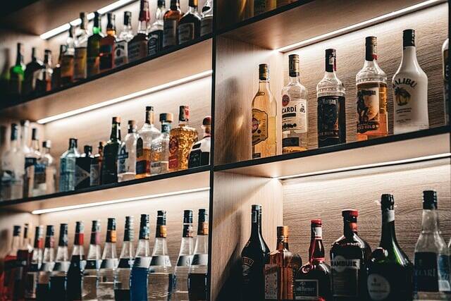 इसके अलावा अगर आप गुरुग्राम या फिर नोएडा से शराब खरीदने की सोच रहे हैं तो संभल जाएं, क्योंकि तमाम रास्तों पर चेकिंग होती है और पकड़े गए तो आप नप सकते हैं.