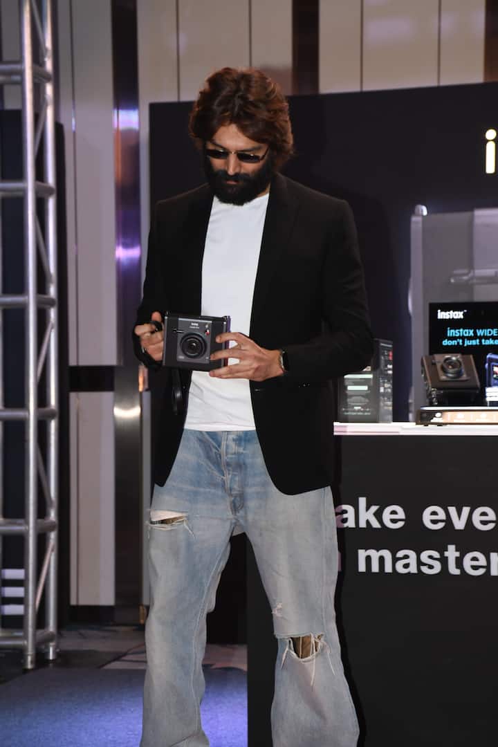 वर्कफ्रंट पर कार्तिक आर्यन आखिरी बार फिल्म 'भूल भुलैया 3' में दिखाई दिए थे. अब उनके पास अनुराग बसू की अनटाइटल्ड फिल्म, 'आशिकी 3' और 'तू मेरी मैं तेरा मैं तेरा तू मेरी' जैसी फिल्में पाइपलाइन में हैं.