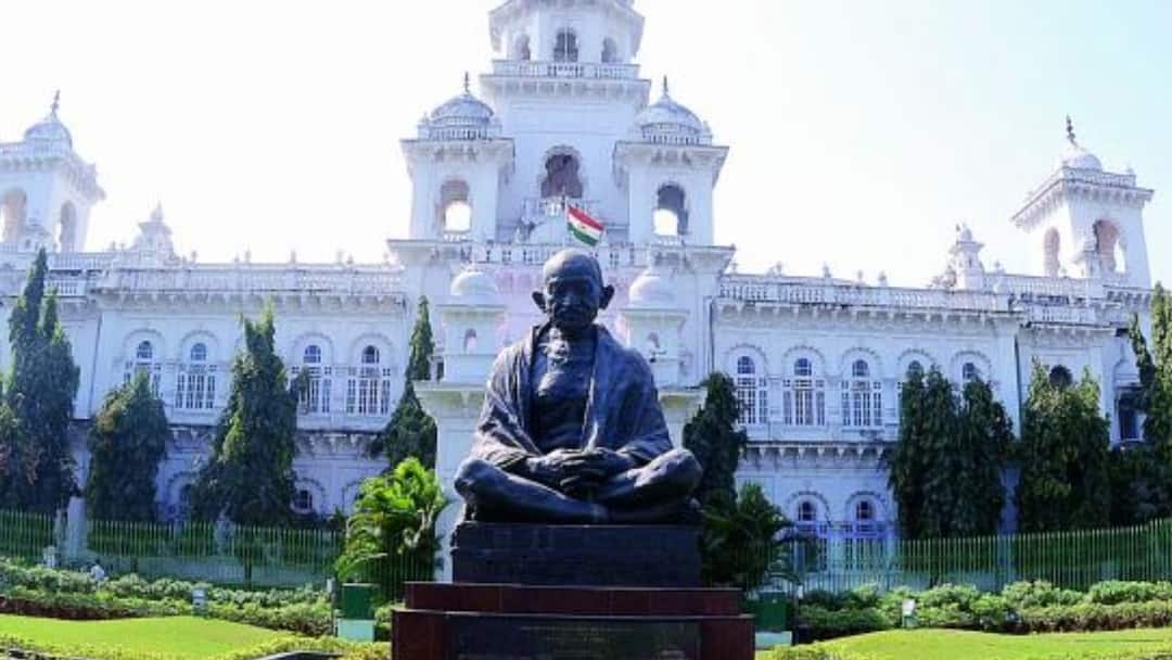 Telangana: కాంగ్రెస్ లో చేరిన ఎమ్మెల్యేలకు నోటీసులు, అలర్ట్ అయిన బీఆర్ఎస్ బాస్ కేసీఆర్ Assembly Secretary issues notices to MLAs who defected from party in Telangana Telangana: కాంగ్రెస్ లో చేరిన ఎమ్మెల్యేలకు నోటీసులు, అలర్ట్ అయిన బీఆర్ఎస్ బాస్ కేసీఆర్