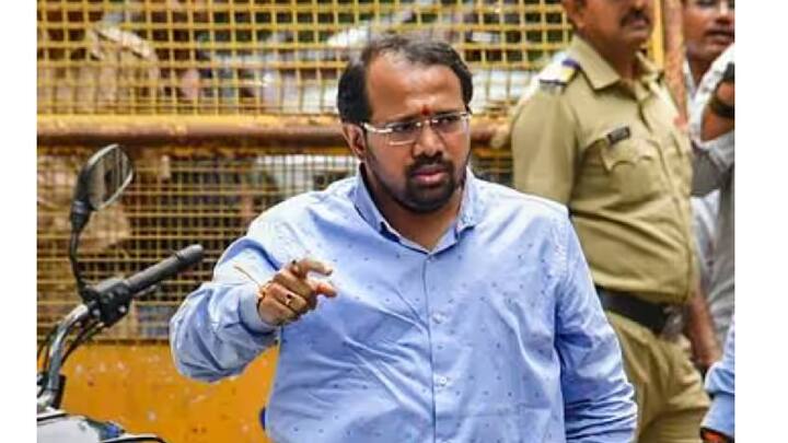 मुंबई हायकोर्टाने सूरज चव्हाण यांना जामीन मंजूर केला, 1 लाखाच्या रोख मुचलक्यावर त्यांना जामीन मंजूर करण्यात आला आहे. 17 जानेवारी 2024 पासून सूरज चव्हाण यांना अटक करण्यात आली होती. अखेर आज त्यांची जामीनावर सुटका झाली.