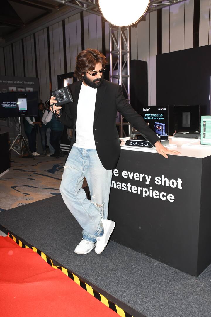 आंखों पर चश्मा लगाए एक्टर अपना डैशिंग लुक फ्लॉन्ट करते दिखे. उन्होंने हाथ में कैमरा लेकर जमकर पोज भी दिए.