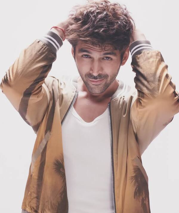 हम जिस एक्टर की बात कर रहे हैं वो कोई और नहीं बॉलीवुड के चॉकलेटी हीरो और मोस्ट टैलेंटेड एक्टर्स में से एक कार्तिक आर्यन हैं.कार्तिक ने खुद इस बात का खुलासा किया था कि उन्हें एक रोमांटिक सीन के लिए 5 या 10 बार नहीं बल्कि 37 बार रीटेक्स देने पड़े थे.