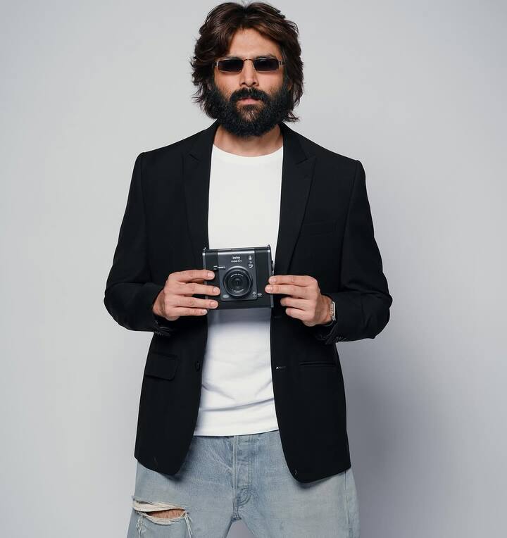 कार्तिक ने अपने इस लुक की फोटोज अपने इंस्टाग्राम पर शेयर कीं. यहां फैंस उन्हें देखकर उनकी तुलना शाहिद कपूर की फिल्म के कैरेक्टर 'कबीर सिंह' से करने लगे.