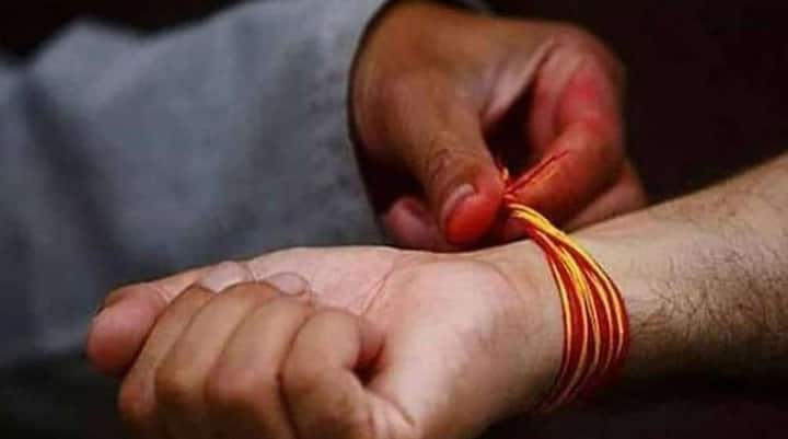 Kalawa: ਹਿੰਦੂ ਧਰਮ ਚ, ਧਾਗੇ ਨੂੰ ਸੁਰੱਖਿਆ ਧਾਗੇ ਦੇ ਤੌਰ ‘ਤੇ ਬੰਨ੍ਹਿਆ ਜਾਂਦਾ ਹੈ, ਜੋ ਸਾਨੂੰ ਬੁਰੀ ਨਜ਼ਰ ਤੇ ਨਕਾਰਾਤਮਕ ਊਰਜਾ ਤੋਂ ਬਚਾਉਂਦਾ ਹੈ। ਕਾਲੇ ਤੇ ਲਾਲ ਧਾਗਿਆਂ ਤੋਂ ਇਲਾਵਾ ਹੋਰ ਰੰਗਾਂ ਦੇ ਧਾਗੇ ਵੀ ਊਰਜਾ ਢਾਲ ਵਜੋਂ ਕੰਮ ਕਰਦੇ ਹਨ।