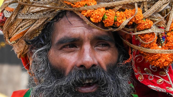 এরপর পৌনে বারোটা অর্থাৎ ১১ টা ৪৫ মিনিট নাগাদ নৌকায় করে ফের আরাইল ঘাটে ফিরে আসবেন।  ডিপিএস হ্যালিপ্যাড থেকে প্রয়াগরাজ বিমানবন্দরের উদ্দেশ্যে দেবেন রওনা।