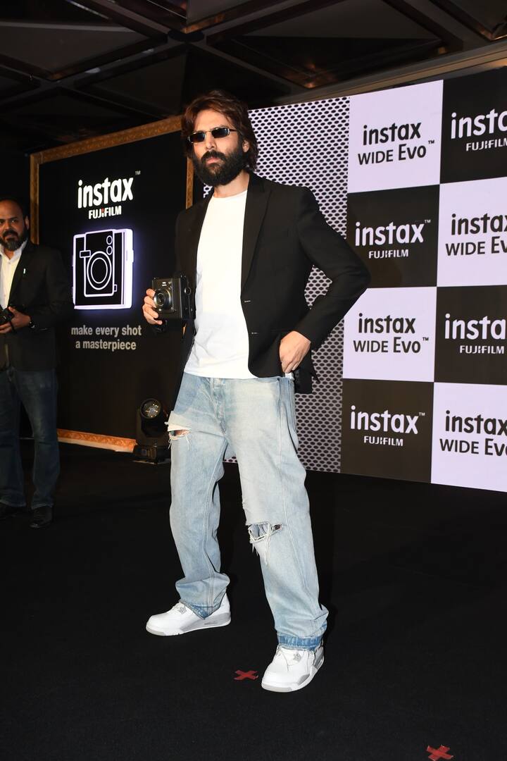 व्हाइट टीशर्ट, ब्लू जीन्स के साथ ब्लैक ब्लेजर पहने कार्तिक खूब जच रहे थे. इसके साथ उन्होंने व्हाइट स्नीकर्स पेयर किए थे.