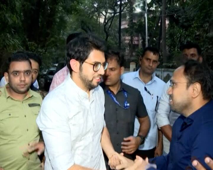 आदित्य ठाकरेंसोबत तिथे थोडी चर्चा झाल्यानंतर आदित्य ठाकरेंच्या कारमधून दोघेही मातोश्रीवर शिवसेना पक्षप्रमुख उद्धव ठाकरेंच्या भेटीसाठी रवाना झाल्याचं दिसून आलं.