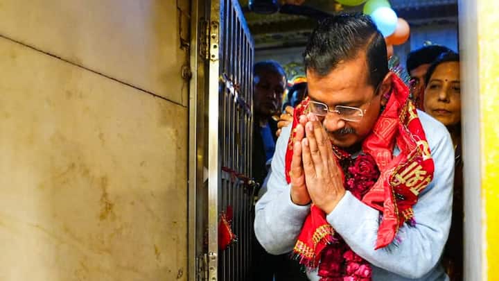 अरविंद केजरीवाल दिल्ली में विधानसभा चुनाव के लिए वोटिंग से एक दिन पहले मंदिर पहुंचे हैं. राष्ट्रीय राजधानी में पांच फरवरी को वोट डाले जाएंगे.