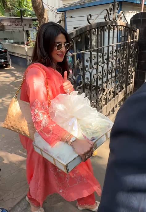 प्रियंका चोपड़ा ने पीच सूट और चूड़ियां पहन फ्लॉन्ट किया देसी लुक, भाई की शादी की रस्में करती आईं नजर