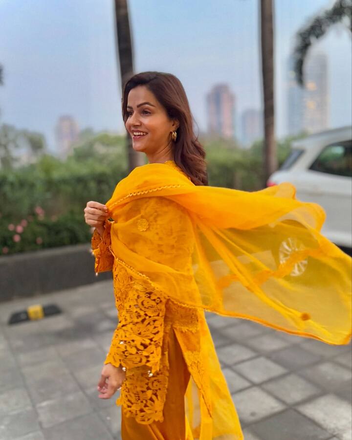 रुबिनाने नुकतेच पिवळ्या रंगाच्या ड्रेसमधले काही फोटो शेअर केले आहेत.