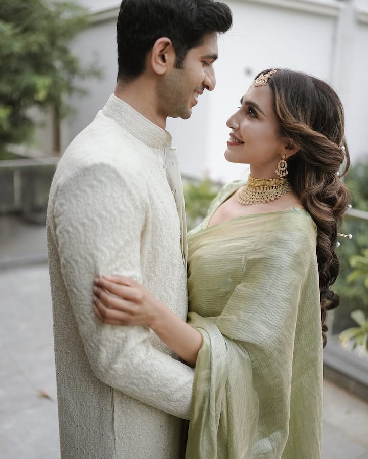 அபுதாபி வாழ் மலையாள குடும்பத்தில் பிறந்த பார்வதி கடந்த 2012 ஆம் ஆண்டு வெளியான பாபின்சு என்ற மலையாள திரைப்படம் மூலம் திரையுலகில் காலடி எடுத்து வைத்தார்.