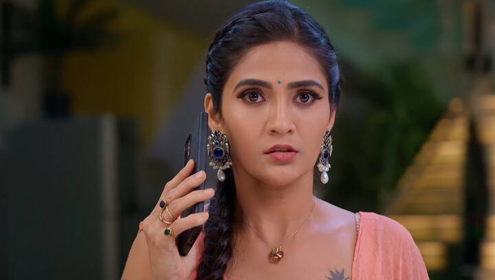 దీంతో పాపకి ఆపరేషన్ జరుగుతుంది. నువ్వు చేయకపోతే ఈ లోకంలో మంచివాళ్లే లేరు అనుకుంటున్నావా? అంటూ చెప్పడంతో జ్యోత్స్న షాక్ అవుతుంది. (Image Credit: Disney Plus Hotstar/ Star Maa)