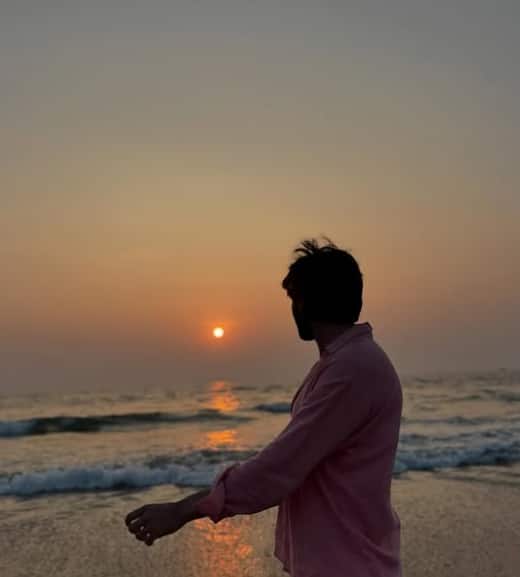 इस अभिनेता की सक्सेस की स्टोरी सबसे इंस्पायरिंग कहानियों में से एक रही है. अपने संघर्ष के दिनों में 12 लोगों के साथ घर शेयप करने से लेकर सबसे बैंकेबल सितारों में से एक बनने तक, इस अभिनेता ने फिल्म इंडस्ट्री में एक लंबा सफर तय किया है. वहीं एक बार इस हीरो ने एक दिलचस्प किस्सा सुनाया था कि कैसे उन्हें एक परफेक्ट किसिंग सीन के लिए 37 रीटेक देने पड़े थे. इसकी वजह से उनकी हालत खराब हो गई थी.