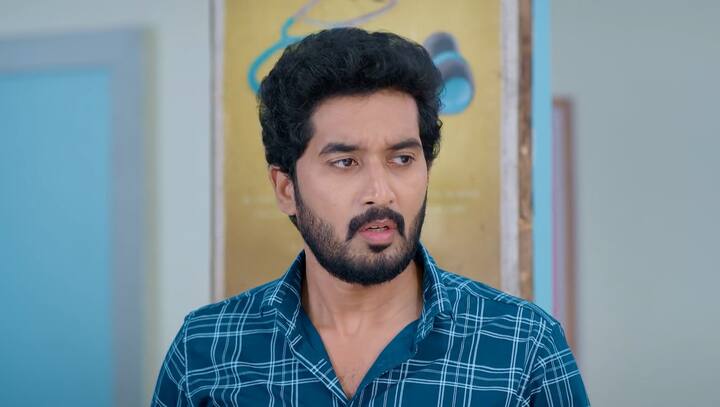 దీంతో కార్తీక్ నా పేరు మీద ఎవరు చేశారు? మీ నాన్న చేశారేమో అంటే మా నాన్న దగ్గర అంత డబ్బులేదని చెప్తాడు. మన చుట్టాలు ఎవరైనా ఇక్కడికి వచ్చారా అని దీపను అడుగుతాడు. కావేరి గురించి చెప్దామనుకుని దీప ఆగిపోతుంది. (Image Credit: Disney Plus Hotstar/ Star Maa)