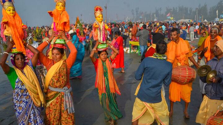 চলতি বছরে মহাকুম্ভ শুরু হয়েছিল ১৩ জানুয়ারি।  পুণ্যলাভের আশায় হাজার হাজার মাইল ছুটে এসেছে ভক্তকূল। ধ্যানমগ্ন সন্ন্যাসী। দেশি-বিদেশি অতিথি। সব মিলে মিশে একাকার।