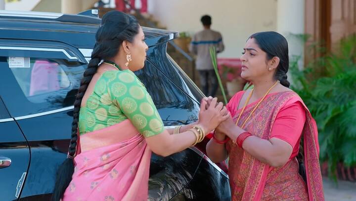 వెంటనే కార్తీక్​కి చెప్పకుండా కావేరి దగ్గరకు వెళ్లి.. డబ్బు కట్టింది మీరే కదా. ఇంత సాయం చేసినందుకు మీ రుణం ఎలా తీర్చుకోవాలో తెలియట్లేదంటూ దీప కంటతడి పెట్టుకుంటుంది.(Image Credit: Disney Plus Hotstar/ Star Maa)
