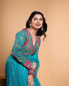 लाखात एक, दिसते सुरेख! अभिनेत्री प्राजक्ता माळीचा मनमोहक अंदाज; शरारा घालून दिसतेय खास!