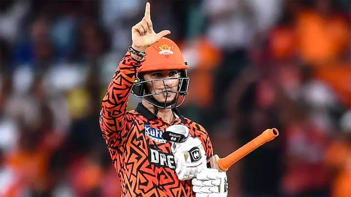 अभिषेक, IPL में सनराइजर्स हैदराबाद के लिए खेलते हैं. IPL 2024 तक वो 6.5 करोड़ रुपये की सैलरी ले रहे थे. अब आईपीएल 2025 में खेलने के लिए SRH उन्हें 14 करोड़ रुपये की तंख्वाह देगा.