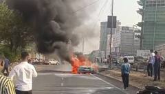 Pune Accident News: भरधाव वेगात जाणाऱ्या BMW कारने घेतला अचानक पेट; आलिशान गाडी आगीत भस्मसात, पिंपरी चिंचवडमधील घटना