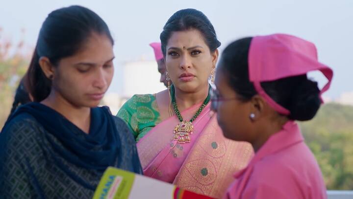 కార్తీక్ కుటుంబానికి నావల్ల అన్యాయం జరిగింది. నా వల్ల అక్క, ఆయన దూరంగా ఉంటున్నారు. కార్తీక్​కి ఈ నిజం చెప్పకు. అది వాళ్ల నాన్న డబ్బు అనుకుంటాడని కావేరి చెప్తుంది. (Image Credit: Disney Plus Hotstar/ Star Maa)