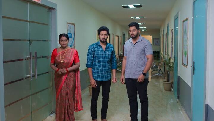 కాశీ ఆస్పత్రికి వచ్చి.. ఆపరేషన్​కి డబ్బులు కట్టావా అంటే లేదు అంటాడు. మరి పాప అంటే ఆపరేషన్ జరుగుతుందని చెప్తాడు. ఎలా అంటే.. తెలీదు ఎవరో డబ్బు కట్టి వెళ్లారని చెప్పడంతో ఎపిసోడ్ పూర్తి అవుతుంది. (Image Credit: Disney Plus Hotstar/ Star Maa)